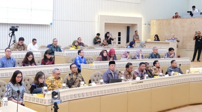 Raker dengan Komisi II DPR RI, Menteri Nusron Berkomitmen Menggunakan Anggaran untuk Membuat Layanan Pertanahan Semakin Akurat, Prudent, dan Akuntabel Menteri Nusron dalam Rapat Kerja dengan Komisi II Dewan Perwakilan Rakyat (DPR RI), di Gedung MPR/DPR RI, Jakarta, Rabu (09/07/2025)
