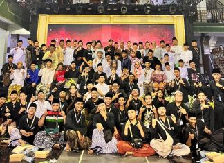UNESA dan Pondok Al Falah Ploso Jalin Kerja Sama: Pelatihan Seni Hibrid Sang Blawong Kembangkan Kreativitas Santri Universitas Negeri Surabaya (UNESA) melalui Fakultas Bahasa dan Seni (FBS) sukses melaksanakan kegiatan Pengabdian Kepada Masyarakat (PKM) bertajuk “Pelatihan Manajemen dan Produksi Hibrid Pertunjukan dan Film ‘Sang Blawong’