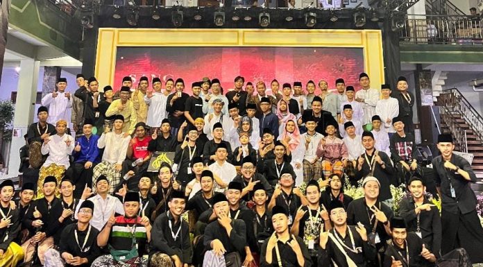 UNESA dan Pondok Al Falah Ploso Jalin Kerja Sama: Pelatihan Seni Hibrid Sang Blawong Kembangkan Kreativitas Santri Universitas Negeri Surabaya (UNESA) melalui Fakultas Bahasa dan Seni (FBS) sukses melaksanakan kegiatan Pengabdian Kepada Masyarakat (PKM) bertajuk “Pelatihan Manajemen dan Produksi Hibrid Pertunjukan dan Film ‘Sang Blawong’