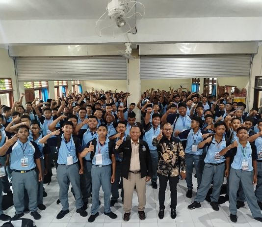 Ketua LBH 351 Bali dan Ketua DPW Peradi Utama Bali Beri Edukasi Hukum kepada Siswa SMK Negeri 3 Tabanan Terkait Etika Bermedia Sosial Ketua LBH 351 Bali dan Ketua DPW Peradi Utama Bali Beri Edukasi Hukum kepada Siswa SMK Negeri 3 Tabanan Terkait Etika Bermedia Sosial