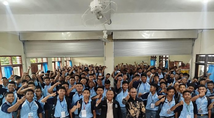 Ketua LBH 351 Bali dan Ketua DPW Peradi Utama Bali Beri Edukasi Hukum kepada Siswa SMK Negeri 3 Tabanan Terkait Etika Bermedia Sosial Ketua LBH 351 Bali dan Ketua DPW Peradi Utama Bali Beri Edukasi Hukum kepada Siswa SMK Negeri 3 Tabanan Terkait Etika Bermedia Sosial