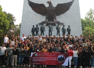 Mahasiswa FH Undwi Gelar PKL 2025: Persembahyangan, Kunjungan Sejarah, dan Kuliah Umum di Mahkamah Konstitusi
