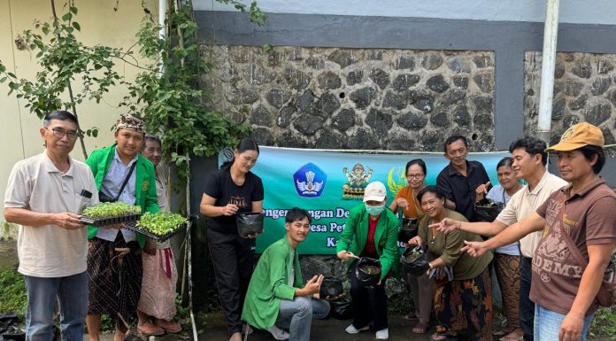 Pemanfaatan Lahan Pekarangan, Unmas Denpasar Dorong Kemandirian Pangan di Desa Petang