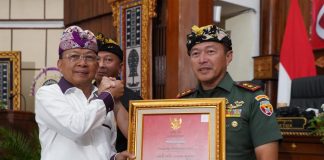 Pangdam IX/Udayana Terima Penghargaan “Kerthi Bali Sewaka Nugraha” dari Pemprov Bali