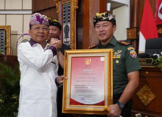 Pangdam IX/Udayana Terima Penghargaan “Kerthi Bali Sewaka Nugraha” dari Pemprov Bali