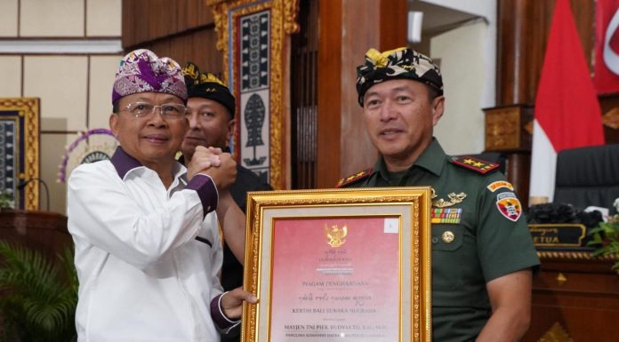 Pangdam IX/Udayana Terima Penghargaan “Kerthi Bali Sewaka Nugraha” dari Pemprov Bali