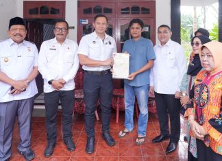 Bersama Menko AHY Serahkan Sertipikat Tanah untuk Rakyat di Bengkulu, Wamen Ossy Apresiasi Peran Pemerintah Daerah