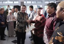 Serahkan Sertipikat ke Penggiat UMKM di Garut, Wamen Ossy Harap Masyarakat Dapat Mengembangkan Usaha dan Meningkatkan Taraf Ekonomi