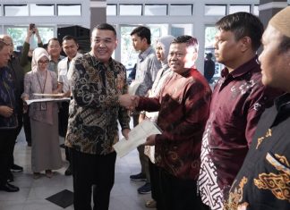 Serahkan Sertipikat ke Penggiat UMKM di Garut, Wamen Ossy Harap Masyarakat Dapat Mengembangkan Usaha dan Meningkatkan Taraf Ekonomi