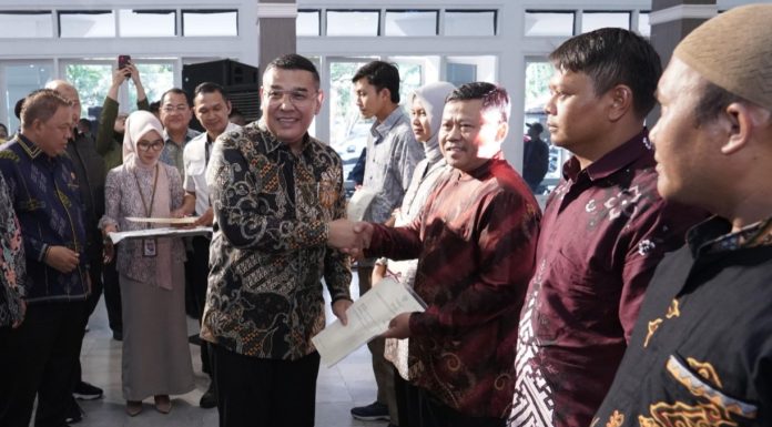 Serahkan Sertipikat ke Penggiat UMKM di Garut, Wamen Ossy Harap Masyarakat Dapat Mengembangkan Usaha dan Meningkatkan Taraf Ekonomi