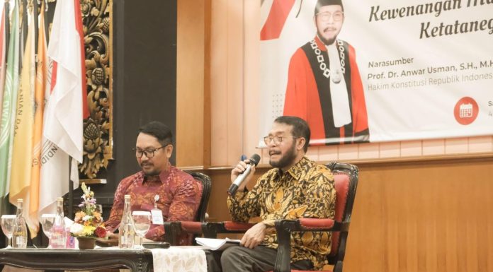 Prof. Dr. Anwar Usman Sampaikan Kuliah Umum tentang Peran Mahkamah Konstitusi dalam Sistem Ketatanegaraan RI di Universitas Dwijendra