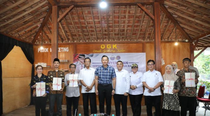 Dampingi Menko AHY Serahkan Sertipikat di Gunungkidul, Wamen Ossy: Ini Wujud Nyata Kolaborasi