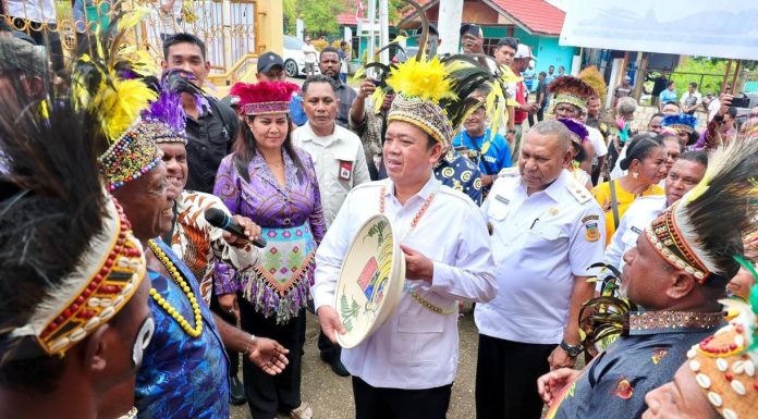 Menteri Nusron Serahkan Sertipikat di Papua: Era Presiden Prabowo Semua Tempat Ibadah Harus Disertipikatkan Tanpa Pengecualian