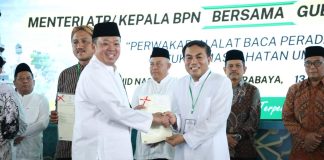 Jelang Natal, Romo Wahyu Terima Sertipikat untuk Gereja Katolik Fransiskus Asisi sebagai Kado Natal bagi Umat