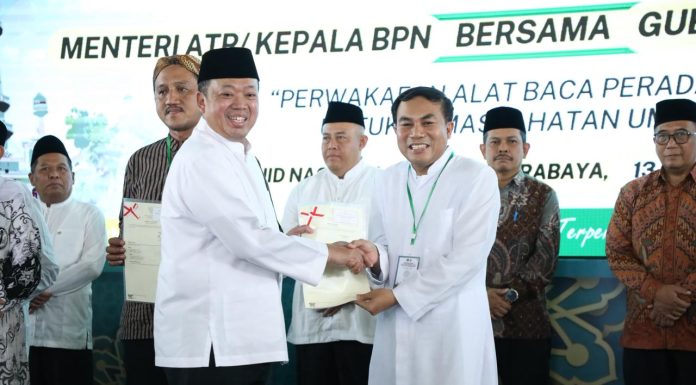 Jelang Natal, Romo Wahyu Terima Sertipikat untuk Gereja Katolik Fransiskus Asisi sebagai Kado Natal bagi Umat