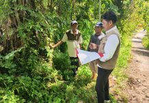 Petugas Kantor Pertanahan Jembrana Melakukan Peninjauan Lapangan di Desa Yehembang