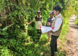 Petugas Kantor Pertanahan Jembrana Melakukan Peninjauan Lapangan di Desa Yehembang