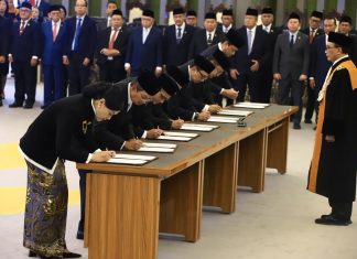 PENGUCAPAN SUMPAH JABATAN ANGGOTA DEWAN KOMISIONER OJK