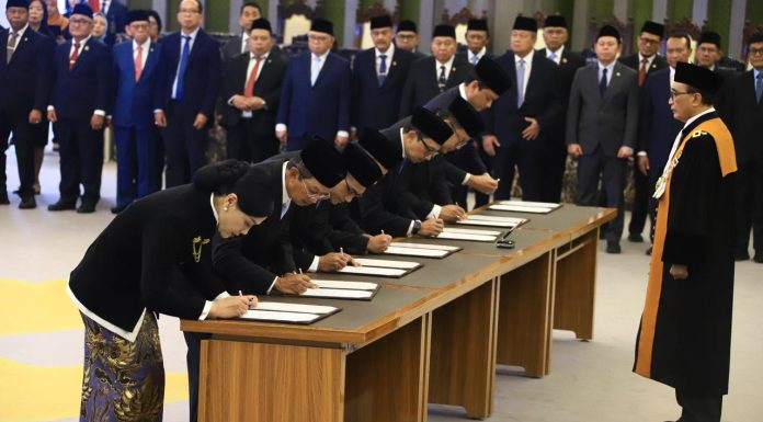 PENGUCAPAN SUMPAH JABATAN ANGGOTA DEWAN KOMISIONER OJK