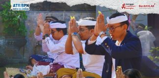 Persembahyangan Bersama Rahina Purnama Sasih Kedasa di Kantor ATR/BPN Jembrana