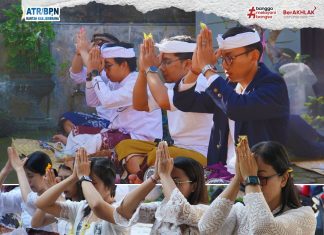 Persembahyangan Bersama Rahina Purnama Sasih Kedasa di Kantor ATR/BPN Jembrana