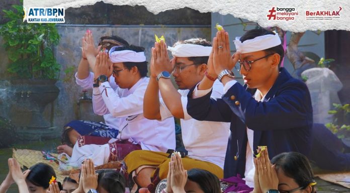 Persembahyangan Bersama Rahina Purnama Sasih Kedasa di Kantor ATR/BPN Jembrana