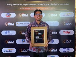 JNE Raih Penghargaan di Indonesia Digital Innovation Awards 2026 Kurnia Nugraha selaku Media Communication Department Head JNE menerima penghargaan dalam ajang Indonesia Digital Innovation Awards (IDIA) 2026