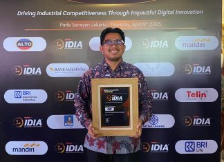 JNE Raih Penghargaan di Indonesia Digital Innovation Awards 2026 Kurnia Nugraha selaku Media Communication Department Head JNE menerima penghargaan dalam ajang Indonesia Digital Innovation Awards (IDIA) 2026