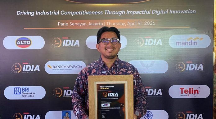 JNE Raih Penghargaan di Indonesia Digital Innovation Awards 2026 Kurnia Nugraha selaku Media Communication Department Head JNE menerima penghargaan dalam ajang Indonesia Digital Innovation Awards (IDIA) 2026