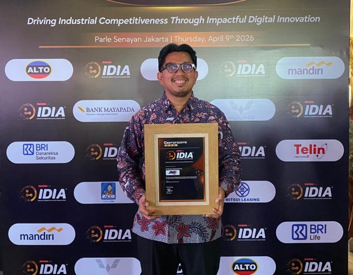 WhatsApp Image 2026-04-10 at 18.38.40 Kurnia Nugraha selaku Media Communication Department Head JNE menerima penghargaan dalam ajang Indonesia Digital Innovation Awards (IDIA) 2026