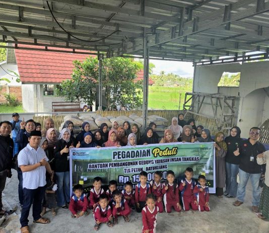 Pegadaian Praya Salurkan Bantuan Material Pembangunan Ruang Kelas dan Edukasi Investasi Emas