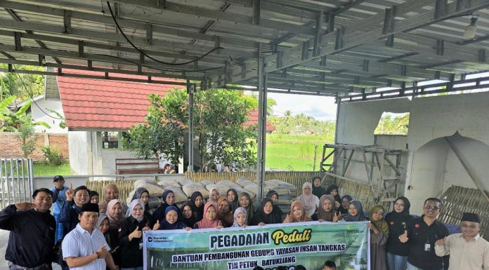 Pegadaian Praya Salurkan Bantuan Material Pembangunan Ruang Kelas dan Edukasi Investasi Emas