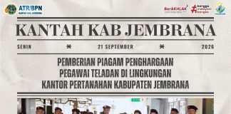 Kantor Pertanahan Kabupaten Jembrana Serahkan Piagam Penghargaan kepada Pegawai Teladan