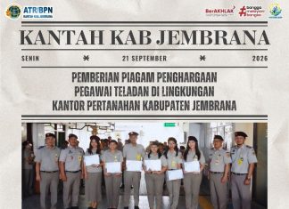 Kantor Pertanahan Kabupaten Jembrana Serahkan Piagam Penghargaan kepada Pegawai Teladan
